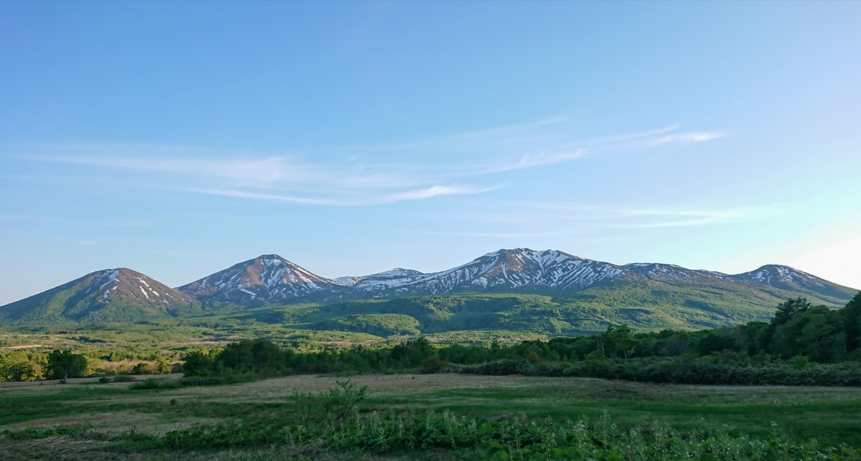 残雪が輝く八甲田山　夏は近い